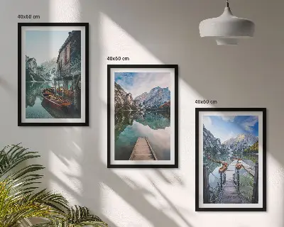 Conjunto de quadros decorativos modernos paisagem de barcos de madeira no lago com montanhas