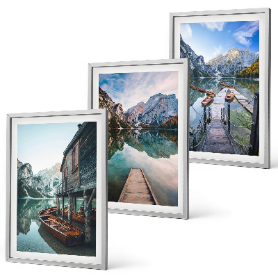 Composição de quadros moderna barcos de madeira nas montanhas do lago