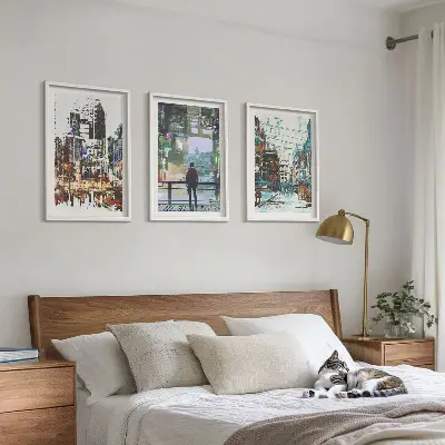 Conjunto de 3 quadros com moldura com estética de cidades modernas e personagens coloridos