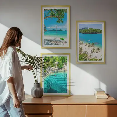 Conjunto de 3 quadros com moldura de praias com palmeiras e água cristalina