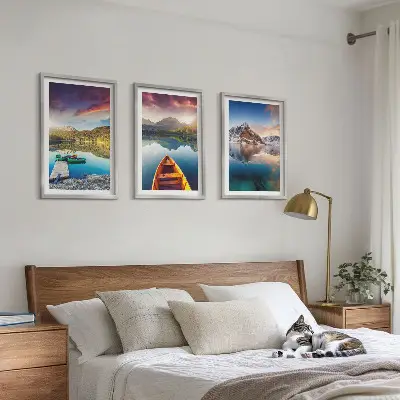 Composição de quadros moderna com paisagens de lagos, montanhas e barcos