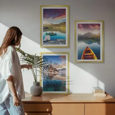 Composição de quadros moderna com paisagens de lagos, montanhas e barcos