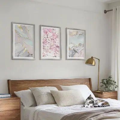 Composição de quadros moderna flores rosa com efeito mármore em tons pastel