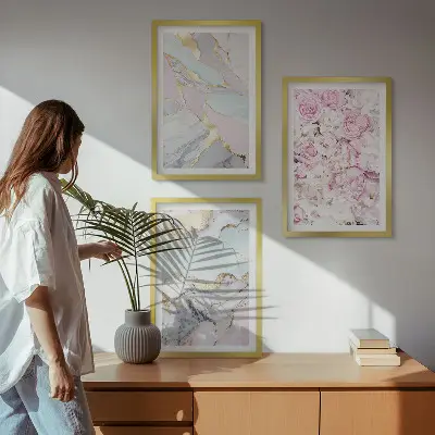 Composição de quadros moderna flores rosa com efeito mármore em tons pastel