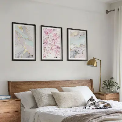 Composição de quadros moderna flores rosa com efeito mármore em tons pastel