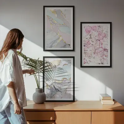 Composição de quadros moderna flores rosa com efeito mármore em tons pastel