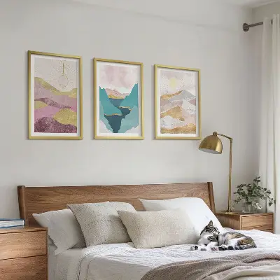 Conjunto de 3 quadros com moldura com estampa de montanhas abstratas e sol