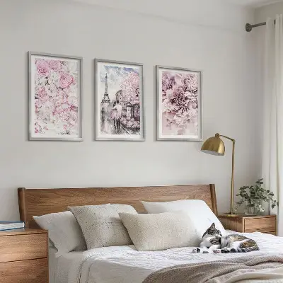 Conjunto de quadros para sala de estar com flores em tons de rosa na paisagem