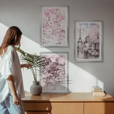 Conjunto de quadros para sala de estar com flores em tons de rosa na paisagem