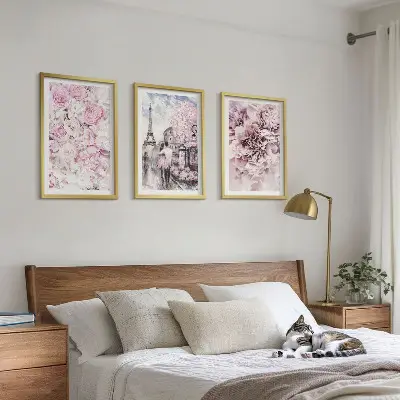 Conjunto de quadros para sala de estar com flores em tons de rosa na paisagem