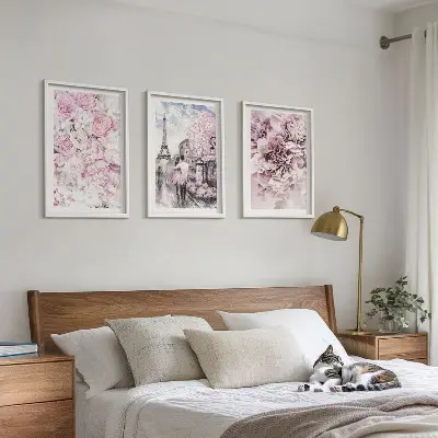 Conjunto de quadros para sala de estar com flores em tons de rosa na paisagem
