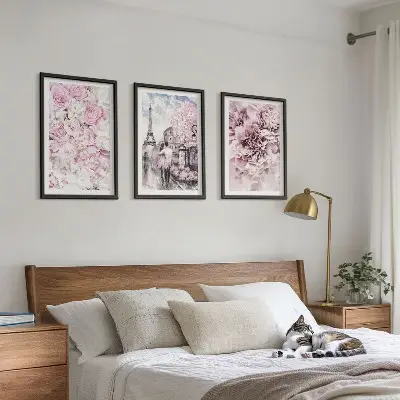 Conjunto de quadros para sala de estar com flores em tons de rosa na paisagem