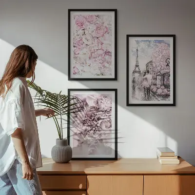 Conjunto de quadros para sala de estar com flores em tons de rosa na paisagem