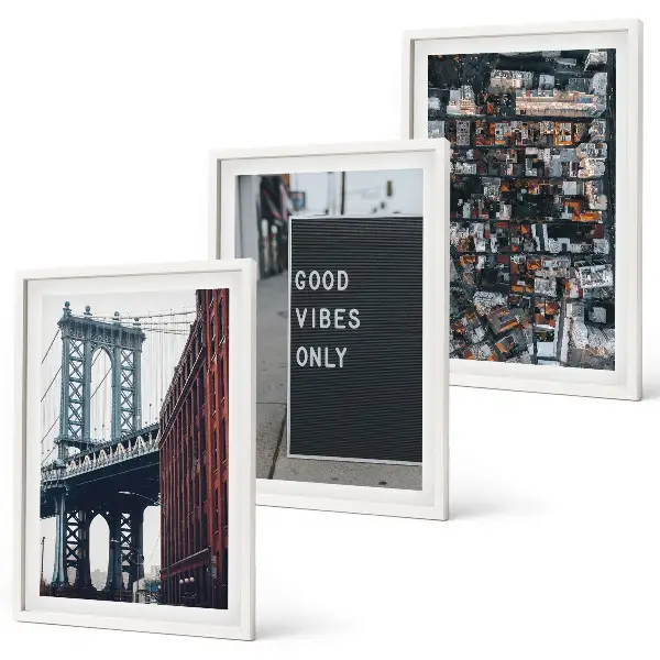 Conjunto de quadros para sala de estar com estampa de ponte, inscrições da cidade e vista aérea