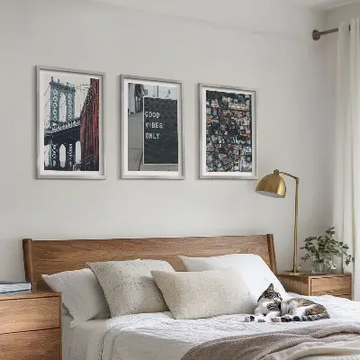 Conjunto de quadros para sala de estar com estampa de ponte, inscrições da cidade e vista aérea