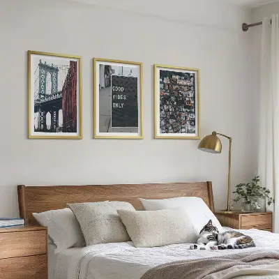 Conjunto de quadros para sala de estar com estampa de ponte, inscrições da cidade e vista aérea