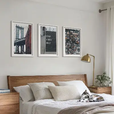 Conjunto de quadros para sala de estar com estampa de ponte, inscrições da cidade e vista aérea