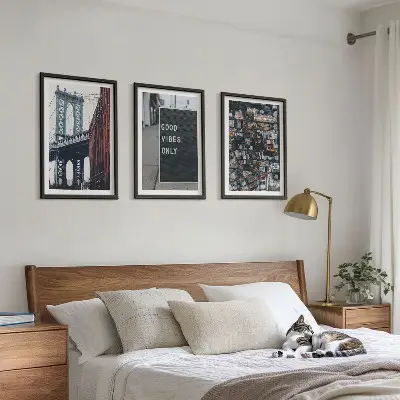 Conjunto de quadros para sala de estar com estampa de ponte, inscrições da cidade e vista aérea