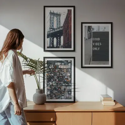 Conjunto de quadros para sala de estar com estampa de ponte, inscrições da cidade e vista aérea