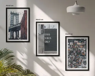 Conjunto de quadros para sala de estar com estampa de ponte, inscrições da cidade e vista aérea