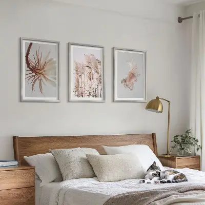 Conjunto de quadros para sala de estar com estampa de flores silvestres e fundo claro
