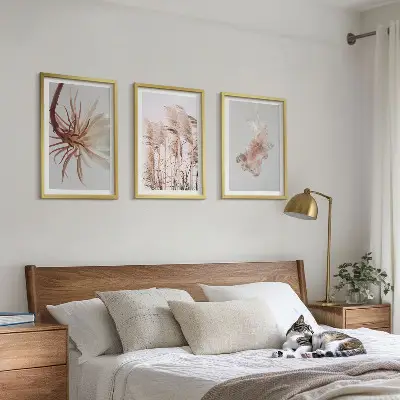 Conjunto de quadros para sala de estar com estampa de flores silvestres e fundo claro