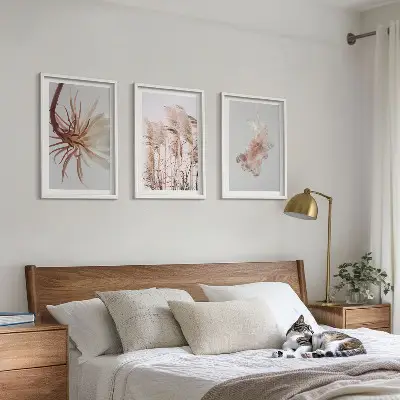 Conjunto de quadros para sala de estar com estampa de flores silvestres e fundo claro