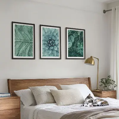 Conjunto de quadros para sala de estar com detalhe de folhas de planta