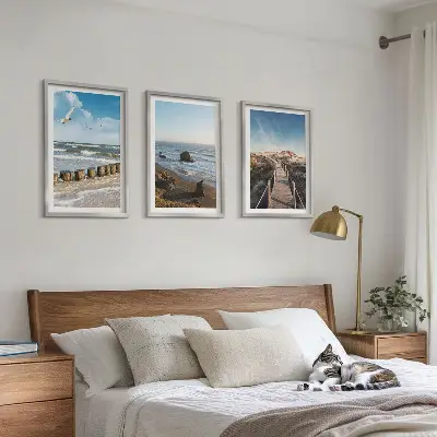 Conjunto de 3 quadros com moldura ondas da praia e caminhada no píer suspenso
