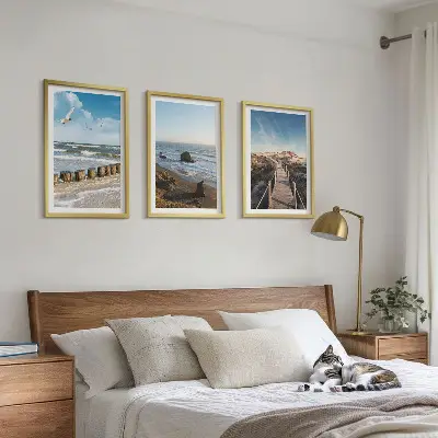 Conjunto de 3 quadros com moldura ondas da praia e caminhada no píer suspenso