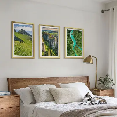 Composição de quadros moderna paisagem de montanhas com rochas e rio verde