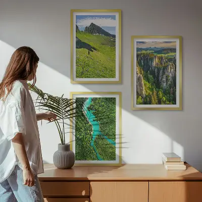 Composição de quadros moderna paisagem de montanhas com rochas e rio verde