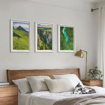 Composição de quadros moderna paisagem de montanhas com rochas e rio verde