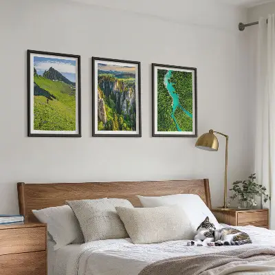 Composição de quadros moderna paisagem de montanhas com rochas e rio verde