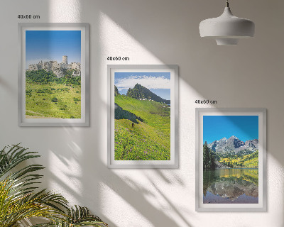 Conjunto de 3 quadros com moldura Colinas verdes com um castelo