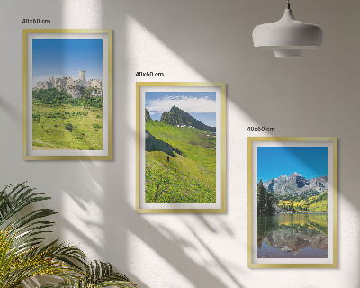 Conjunto de 3 quadros com moldura Colinas verdes com um castelo