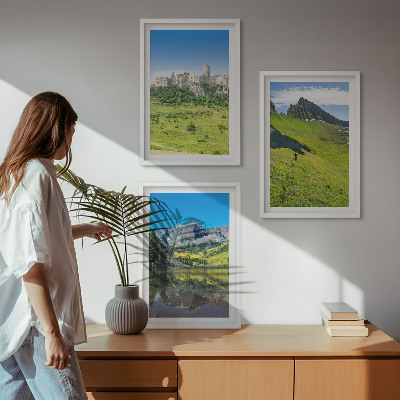 Conjunto de 3 quadros com moldura Colinas verdes com um castelo