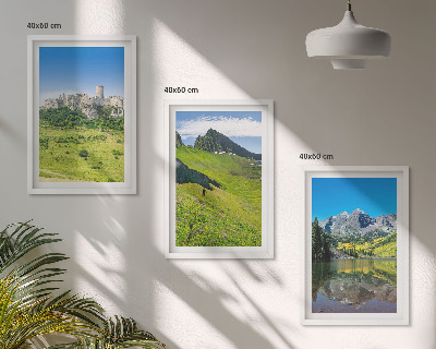 Conjunto de 3 quadros com moldura Colinas verdes com um castelo