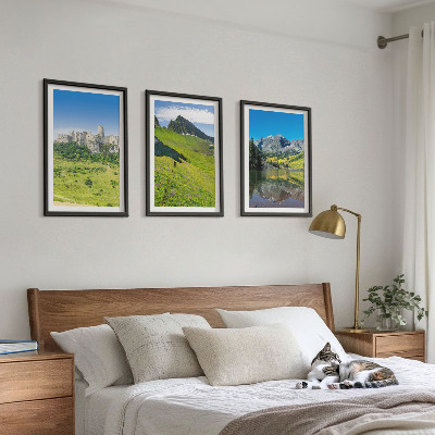Conjunto de 3 quadros com moldura Colinas verdes com um castelo