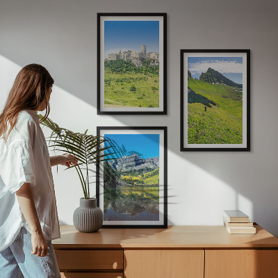 Conjunto de 3 quadros com moldura Colinas verdes com um castelo
