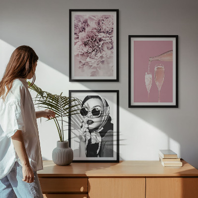 Conjunto de 3 quadros com moldura Rosas e uma dama elegante