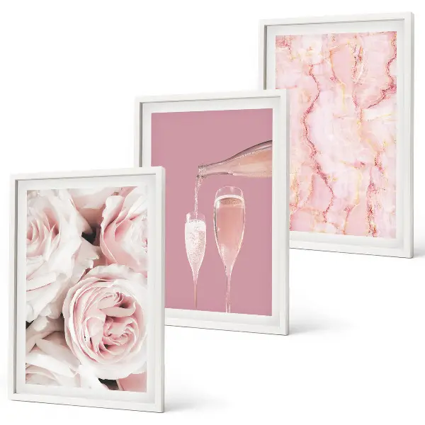 Composição de quadros moderna com fundo de mármore e rosas champanhe