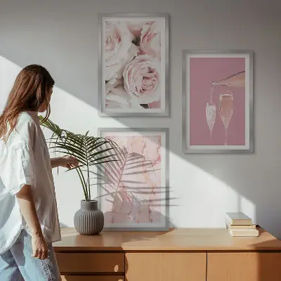 Composição de quadros moderna com fundo de mármore e rosas champanhe