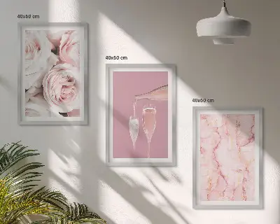 Composição de quadros moderna com fundo de mármore e rosas champanhe