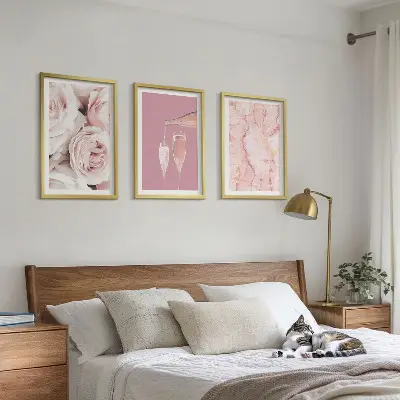Composição de quadros moderna com fundo de mármore e rosas champanhe