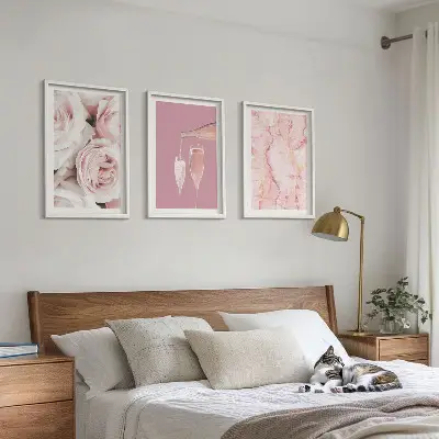 Composição de quadros moderna com fundo de mármore e rosas champanhe