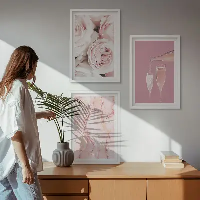 Composição de quadros moderna com fundo de mármore e rosas champanhe