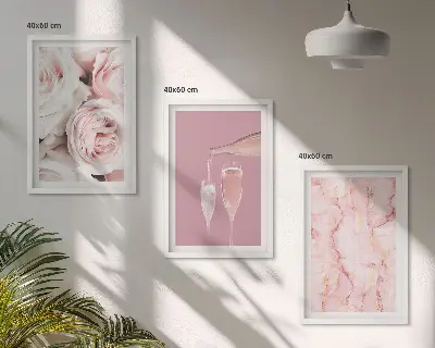 Composição de quadros moderna com fundo de mármore e rosas champanhe