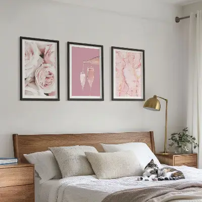 Composição de quadros moderna com fundo de mármore e rosas champanhe