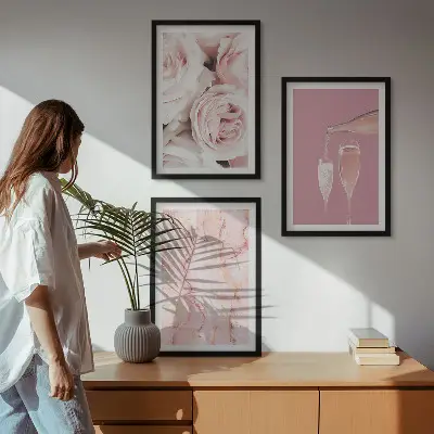 Composição de quadros moderna com fundo de mármore e rosas champanhe